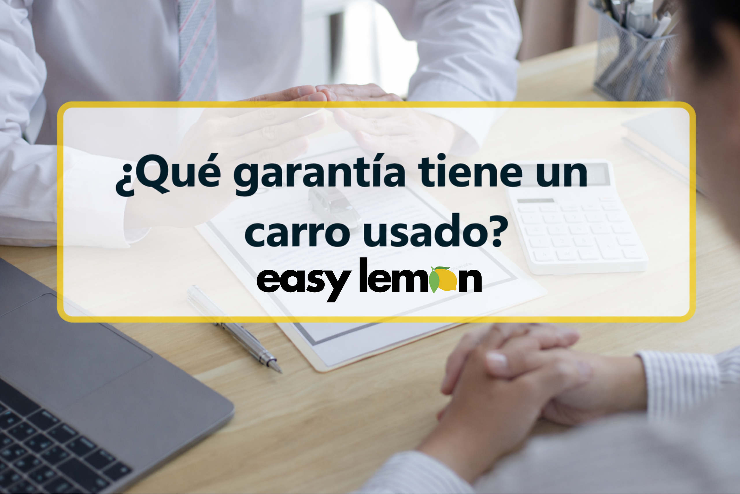 Asesor legal explicando la garantía de un carro usado durante una consulta en oficina